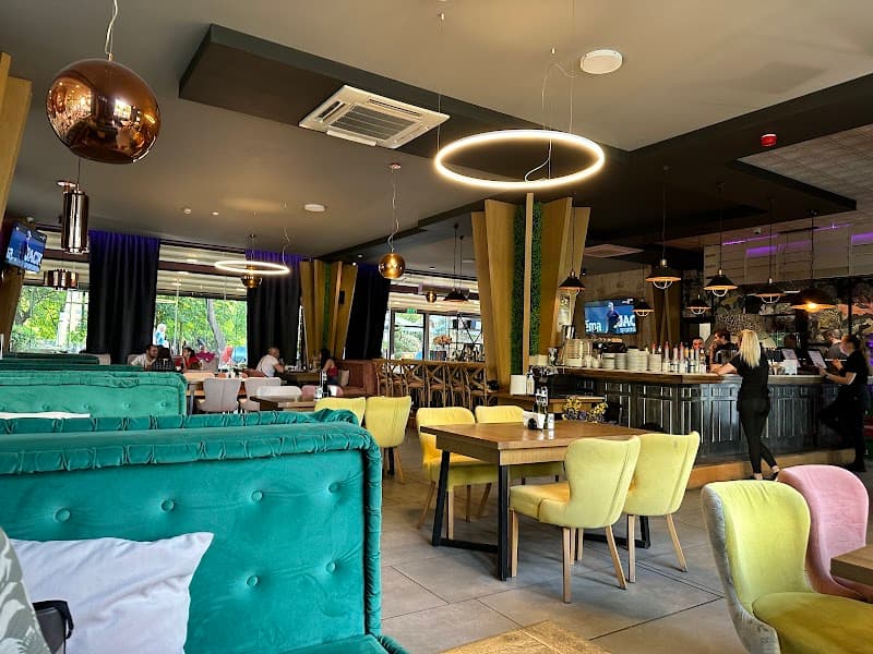 Мейзънс Стрийт