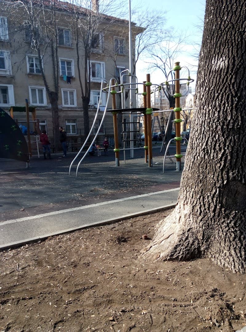 Детска площадка "Зора"